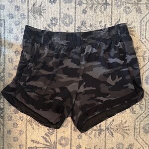 Camo Athleta Mesh Racer Run Mid Rise 4 inch Shorts